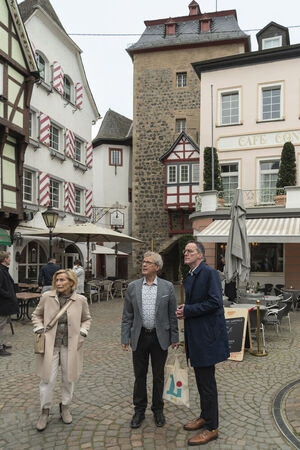 Dieter Lehmann vor dem Rheintor mit Geza Stuip und Michael Ebling. Foto: Heinz-Werner Lamberz