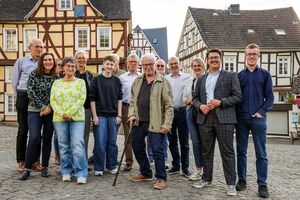 Die Diskussions-Teilnehmer bei guter Laune am Marktpltz