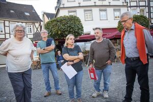 Historischer Stadtrundgang der SPD mit Claudia Felten-Biermann (stehend in der Mitte)