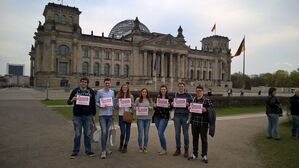 Die JUSOS Rheinschiene vor dem Bundestag