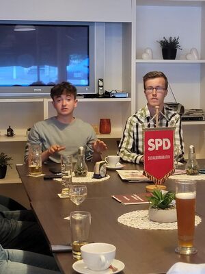 Bildunterschrift: Landesschülersprecher Pascal Groothuis und Moderator Florian Augst