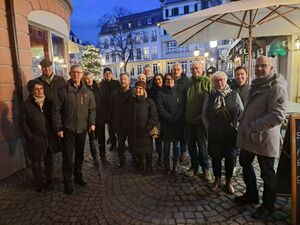 SPD-Fraktionsvorsitzender Dieter Lehmann (3. v. r.) und die Linzerinnen und Linzer beim politischen Stadtrundgang