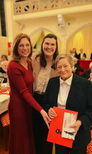 Sabine und Marie-Christin freuen sich mit Brigitte Schellbach