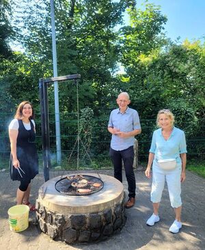 Ulrike Donié, Stephan Donié und Geza Stuip kümmern sich um das Grillgut