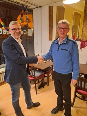 Uli Bieber, Vorsitzender der SPD Linz, gratuliert dem SPD-Spitzenkandidaten für die Stadtratswahl