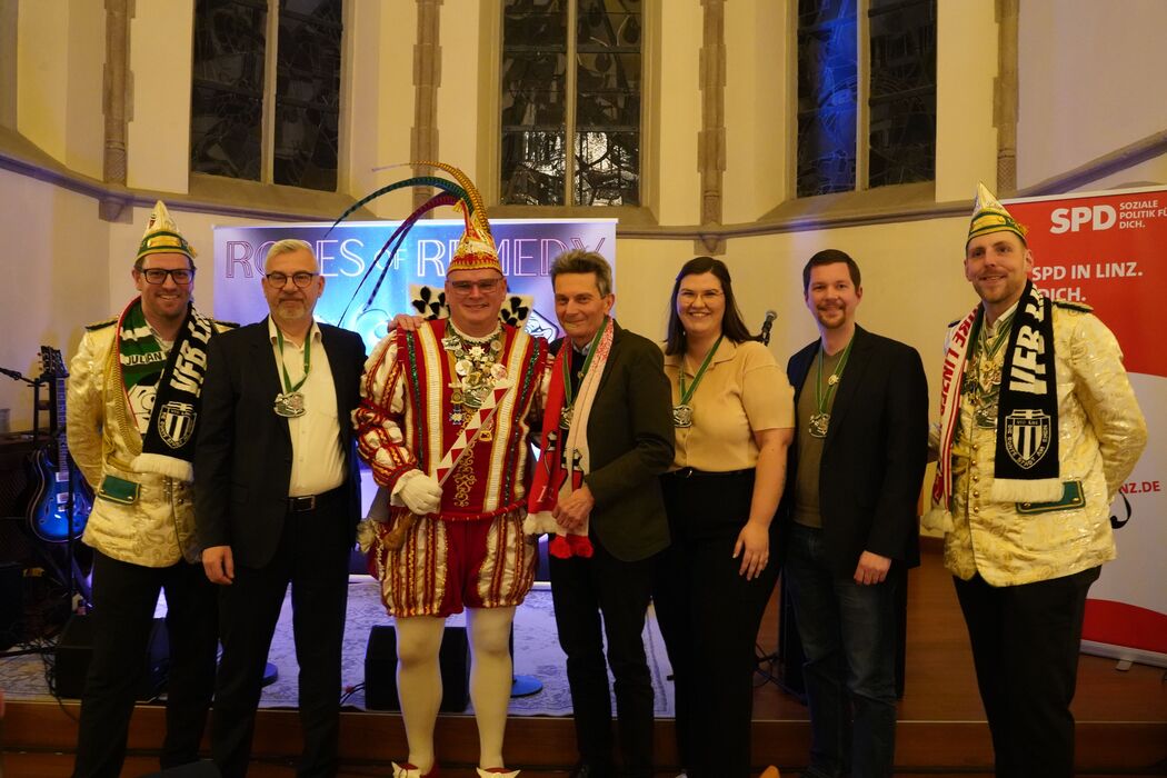 Rednerinnen und Redner beim Neujahrsempfang zusammen mit Prinz Kevin I. und seinen Adjudanten: von links nach rechts: Adjudant Kai Augsburg, Uli Bieber, Prinz Kevin I., Rolf Mützenich, Marie-Christin Schlüter, Jan Hellinghausen, Adjudant Julian Kremer